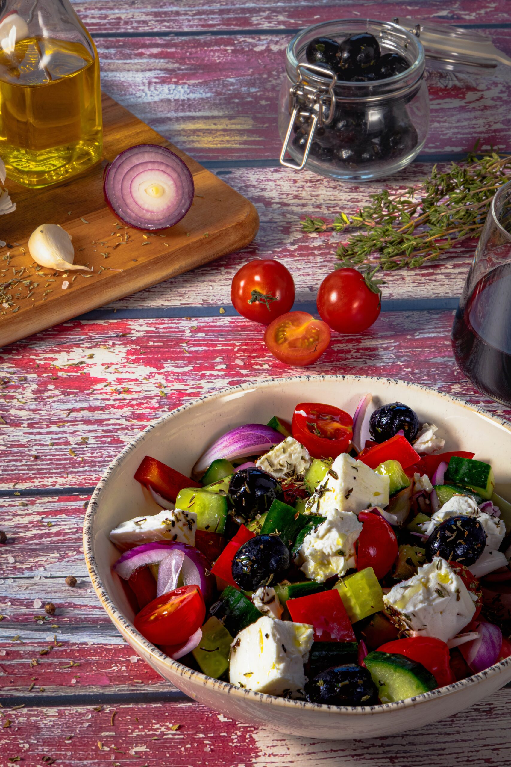 Ein griechischer Bauernsalat mit griechischer Kräutermischung