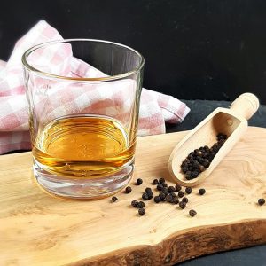 Whisky-Peffer neben einem Glas Whisky