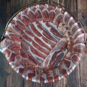 Dutch Oven mit Bacon ausgelegt