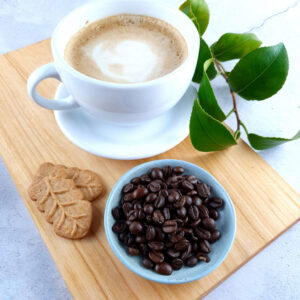 Eine Tasse Premium Kaffee Crema neben einer Packung Premium Kaffee Crema