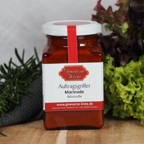 Auftragsgriller Marinade auf einem Holzbrett