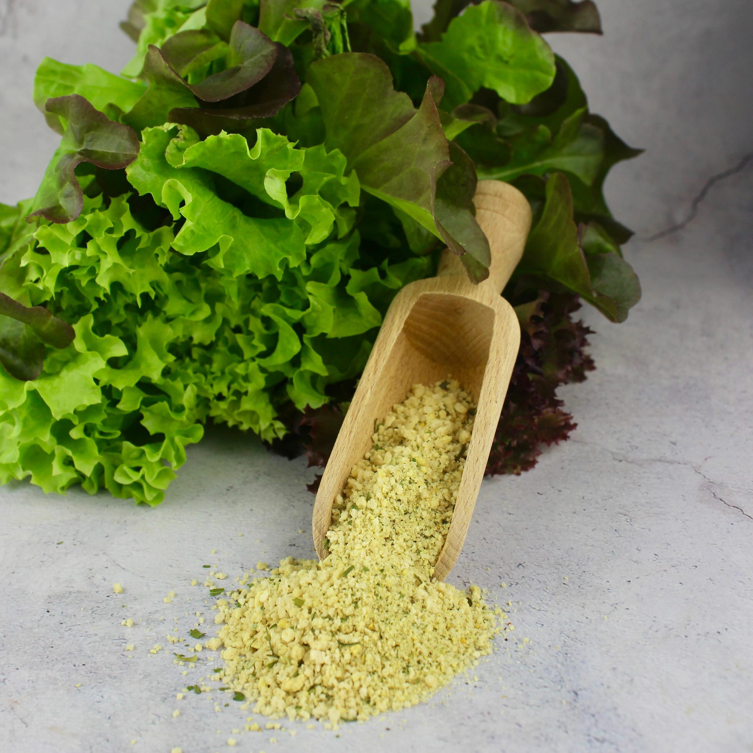 Eine Schaufel mit Zitrone Kräuter Panade