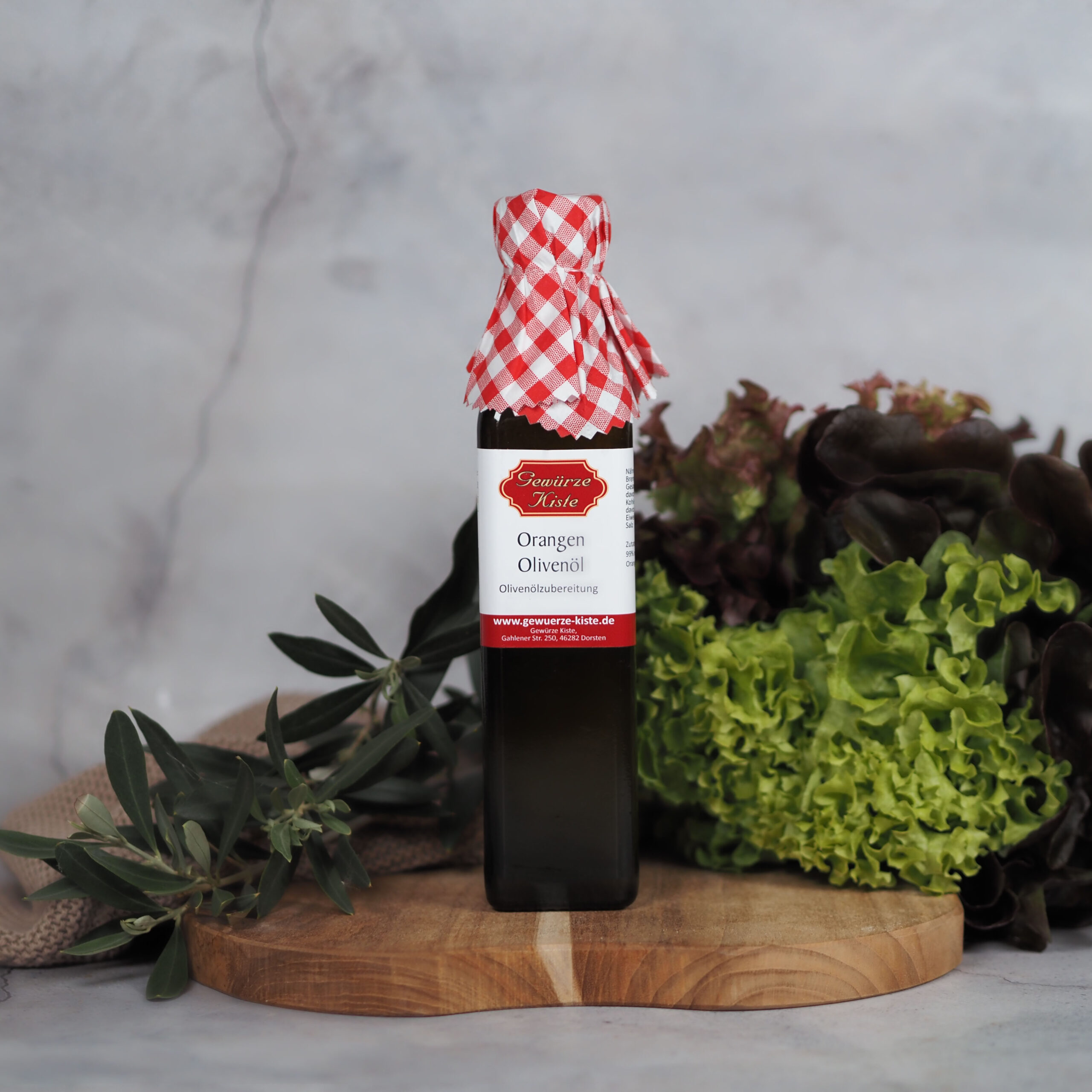 Eine Flasche Orangen Olivenöl