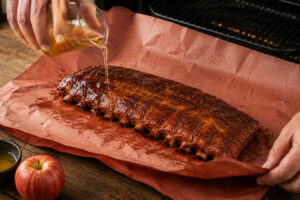 Happy Cherry BBQ Spareribs in Butcher Paper mit Apfelsaft einwickeln