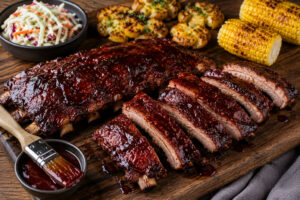 Happy Cherry BBQ Spareribs mit Kirsch-BBQ-Glasur, Coleslaw und Smashed Potatoes