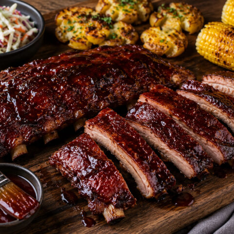 Happy Cherry BBQ Spareribs mit Kirsch-BBQ-Glasur, Coleslaw und Smashed Potatoes
