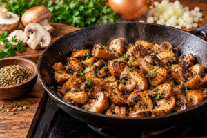 Champignons mit Champignon Gewürz für Rehgulasch kräftig anbraten