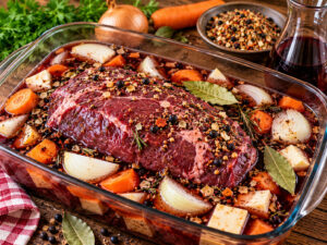 Rheinischen Sauerbraten in Rotwein-Beize mit Gemüse und Gewürzen einlegen